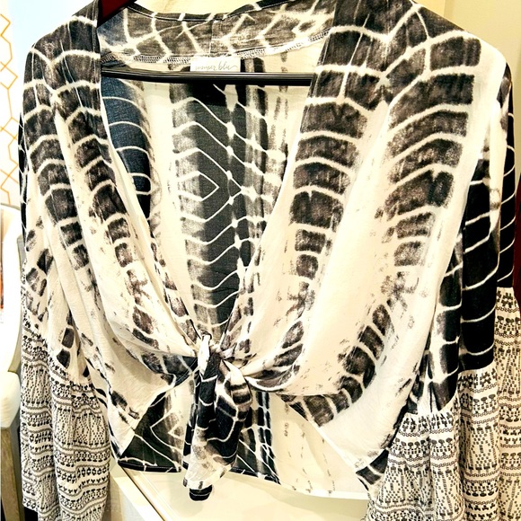 Cropped black and white tie-up top. Size S - Picture 1 of 5